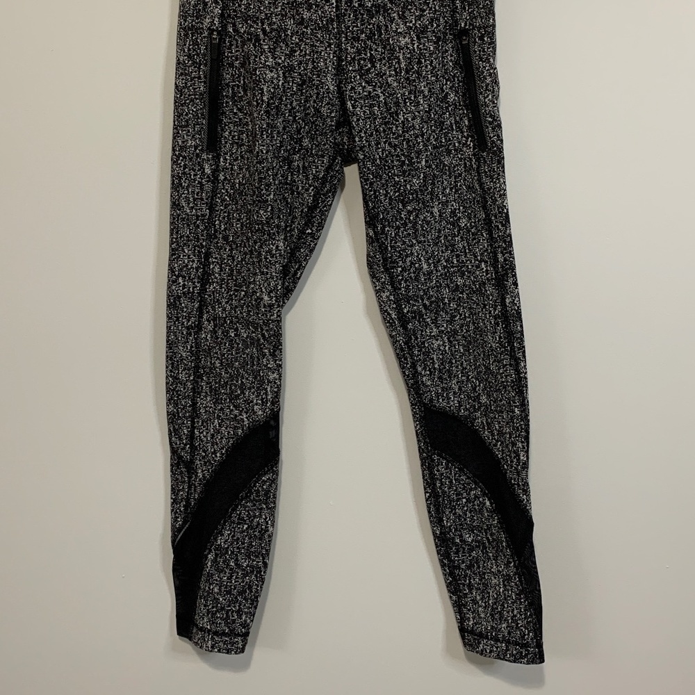 EXCELLENT Condition Lululemon Inspire Tight II | Splatter White Black |Patterned - Picture 4 of 8